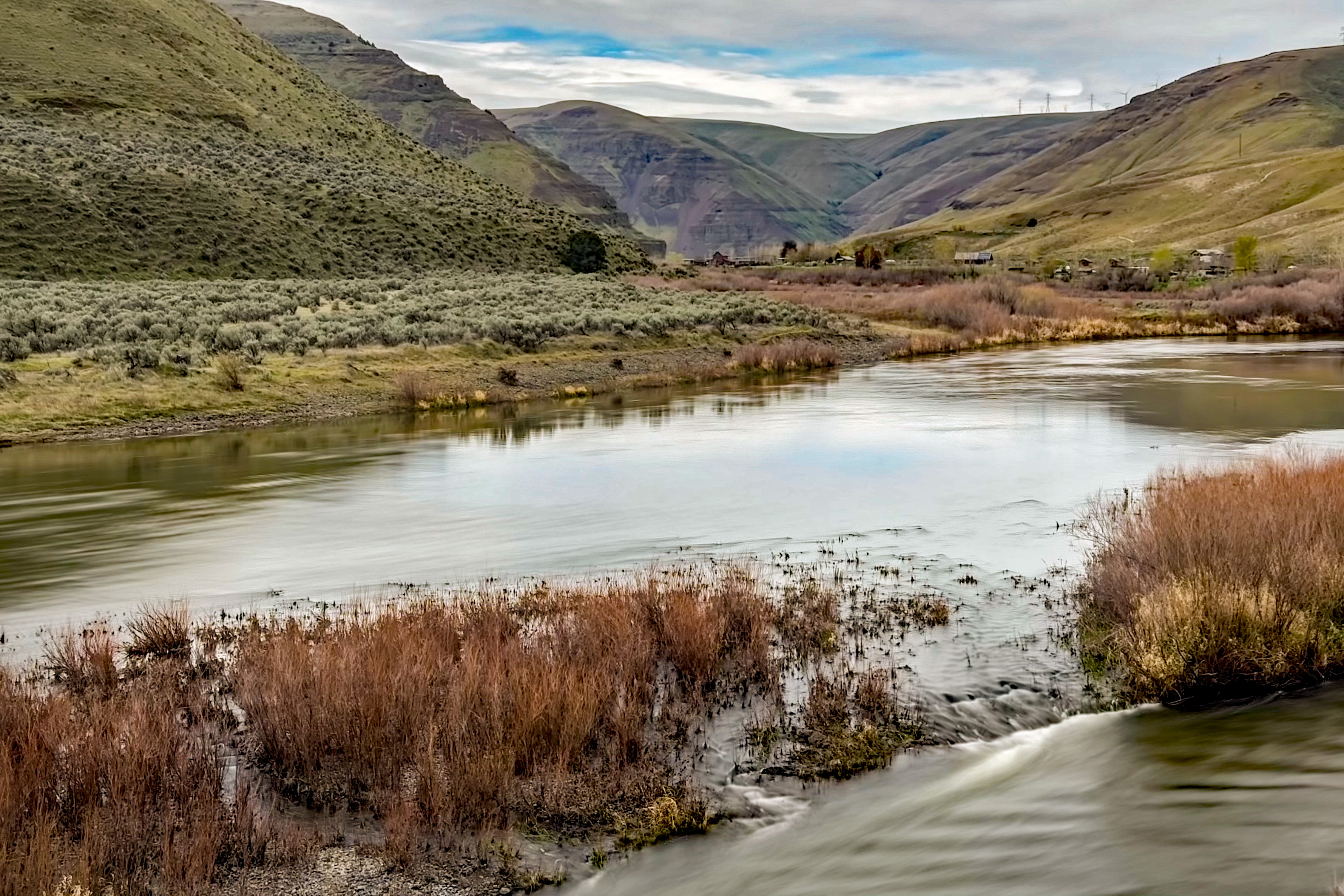 Spring Hiking on the Pinnacles Trail in Cottonwood Canyon